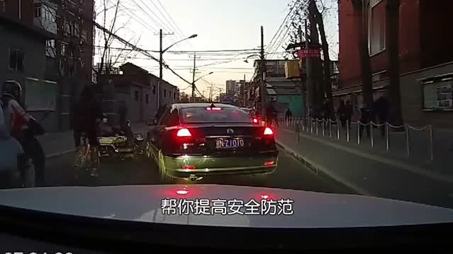 女司机开车技术也太菜了，直接撞倒电动车，镜头拍下全过程！
