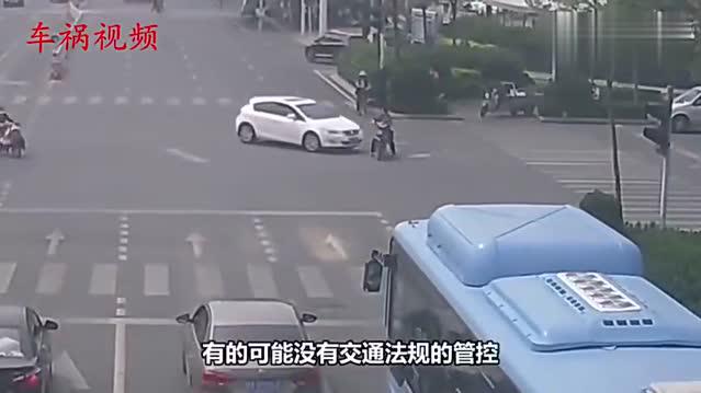 皮卡遇到无良司机，要不是有监控，就怪卡车司机了