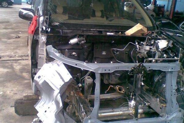 购买新车时，4S店为什么非要我们在店里买保险？我们该听吗？