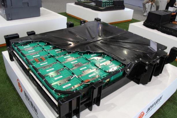 为什么新能源汽车的电池，是几千个小电池组成的，而不是整块？