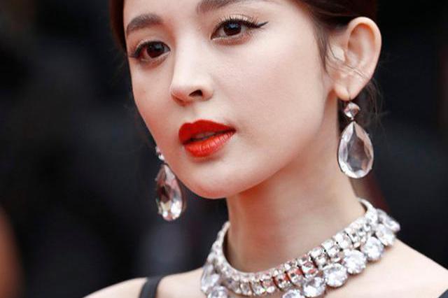 娜扎肤色也崩了?原来这些白到发光的女星都是靠涂粉!