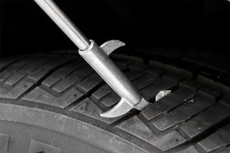 开车10年才知道，轮胎卡石子别用钥匙抠，用一土办法，石子全跑