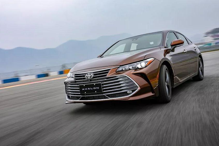 销量不如凯美瑞一半，2.0L亚洲龙将上市，若19万起你买不买？