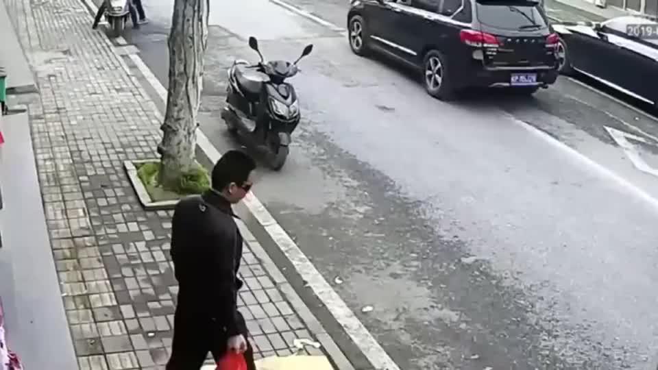 电动车被盗看到监控后才知有多荒唐