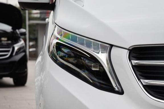 看车标就赢了 5.1米轴距3.2米 这台豪华MPV价格仅是埃尔法一半