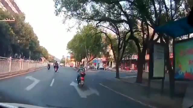 一看就是新手，和卡车硬碰你不是找撞吗，引擎盖都被掀起来了