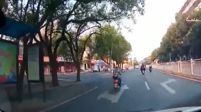 一看就是新手，和卡车硬碰你不是找撞吗，下一秒直接打脸