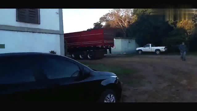 老司机就是老司机，开着这么长的卡车倒车入库，这技术杠杠的