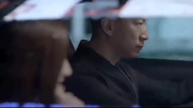 男子如此开跑车，还没有走路来得快！被女子夸可爱！哈哈！