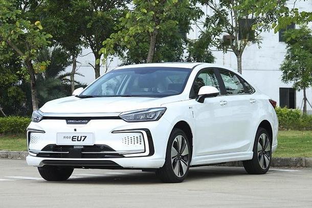 定位中型车，最低配就够用，国产精品北京汽车EU7购买分析