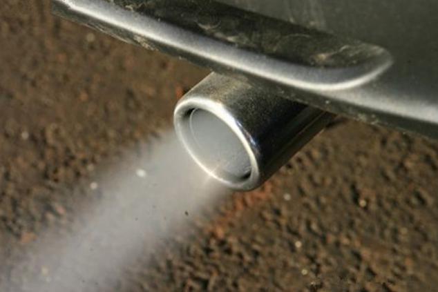 为什么凉车刚打着火尾气味特别大？是有积碳了吗？