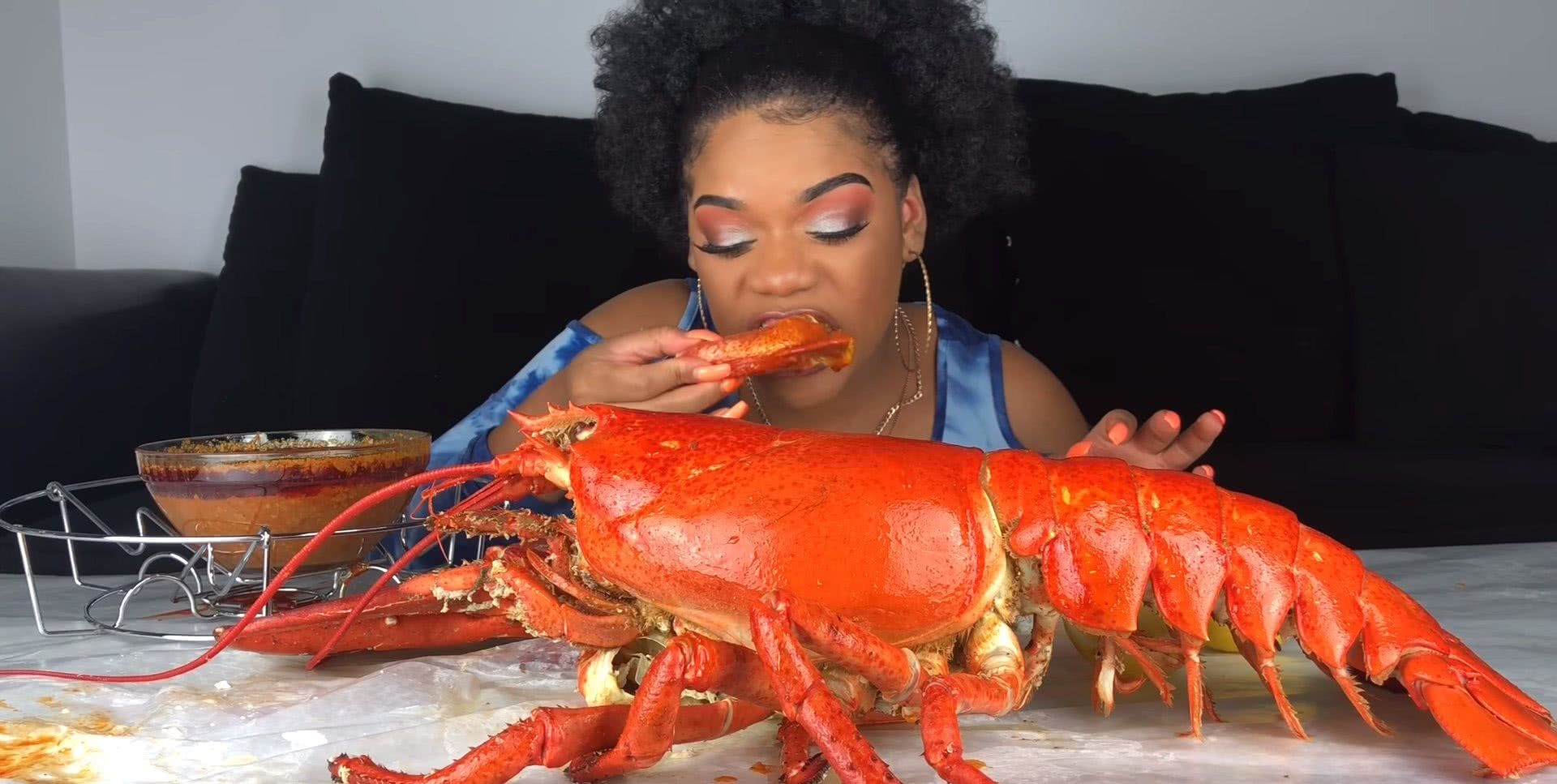 非洲小姐姐吃播15斤的大龙虾,看完她的吃法,网友不高兴了
