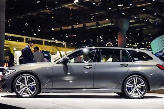 最美“宝马3系”亮相，车长4米7，3.0T直六引擎，后排放倒睡2人