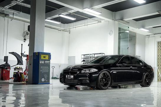 这辆“全黑”的宝马BMW 5系永远是酷酷的表情！