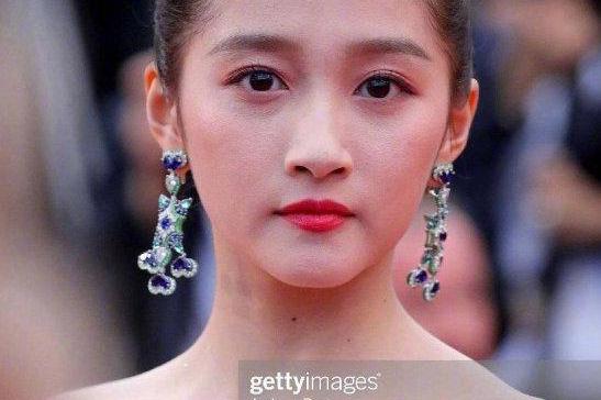 戛纳外媒高清图第二弹!21岁关晓彤惊现法令纹,朱一龙发胶多抢眼
