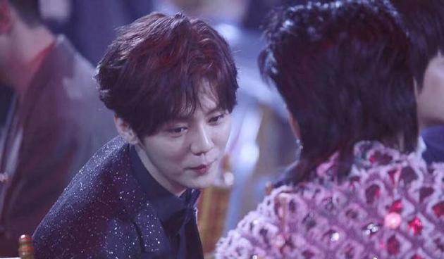 黄子韬微博重新关注鹿晗·吴亦凡,看来是要冰