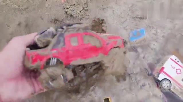 模型玩具越野怪兽卡车埋在泥土里