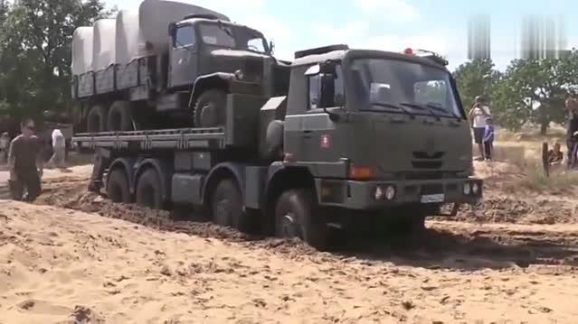 大卡车载小卡车，没想到陷进坑里，看看如何救援的，给力