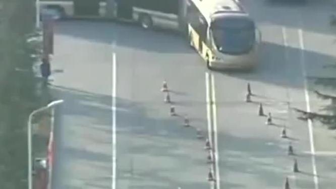 让你知道什么叫客车蛇形走位这狂浪的姿势开眼了