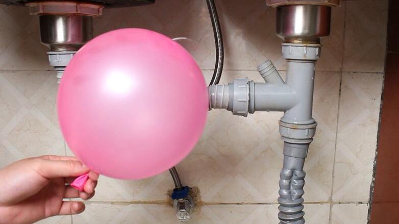 只需一个气球，厨房下水道再也没臭味，太管用了，快在家试一试吧