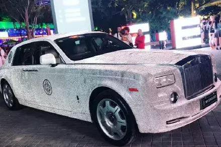 求婚时，开多壕的车成功率更高？镶满1000万颗钻石的劳斯莱斯呢？