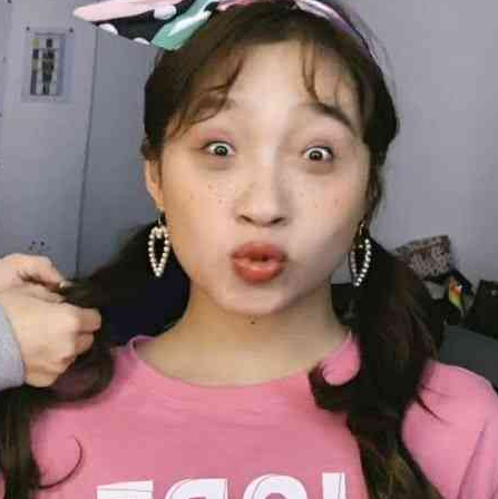 关晓彤丑照图片