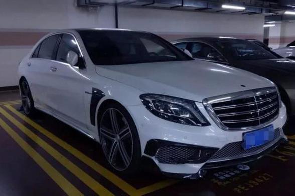 进入秦奋的车库，他又买新车了，这辆奔驰是他名下最便宜的车