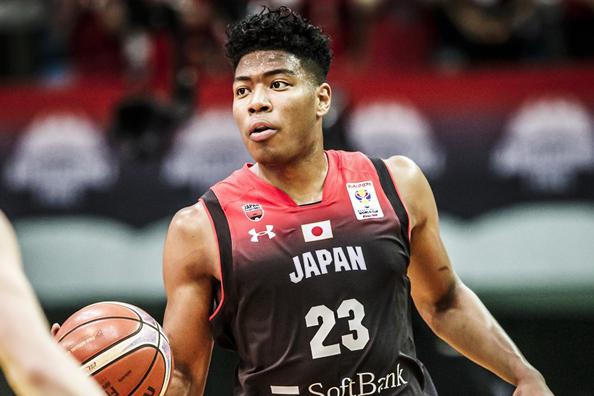 日本八村垒什么水平？NBA对他各种重视，出道就享队魂级待遇！