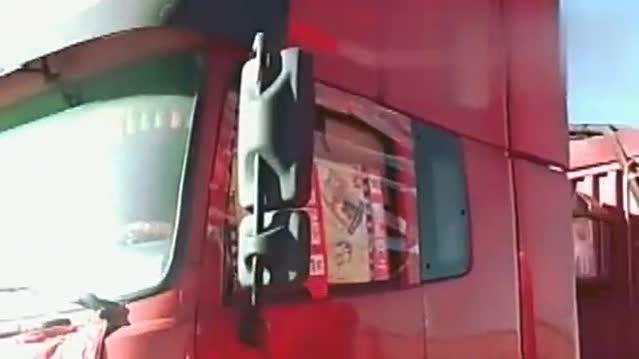 辉哥辉嫂去世，格尔木卡友为辉哥换玻璃，为辉哥卡车送行，感动