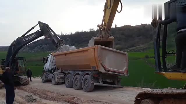 这么宽的路司机开跑偏了，挖掘机都替卡车感到心疼