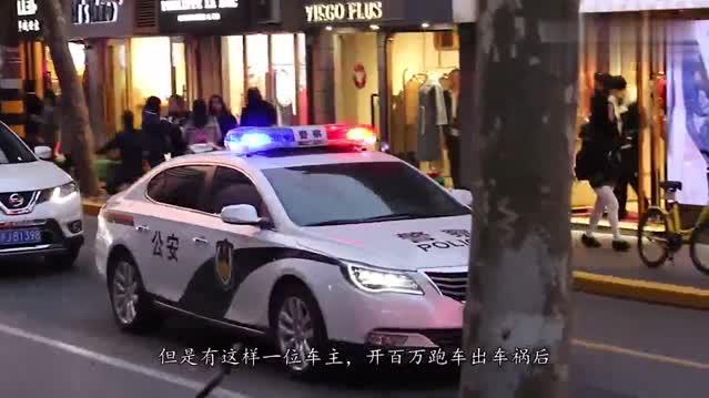 车主开百万跑车出车祸，说了个字，救援人员听到扭头就走