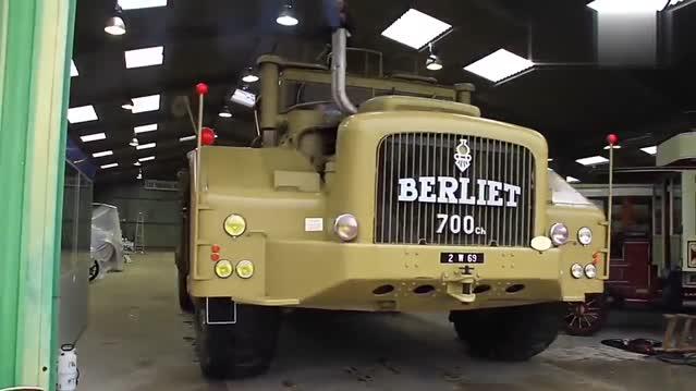 这辆卡车真霸气，轮胎有一人多高，不知道这车是干啥用的