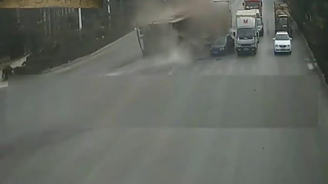 满载钢材的大卡车翻车，一堆小车瞬间被砸扁，真惨！