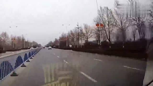 车祸现场高速上跑车因车速太快失控撞向护栏，现场惨不忍睹