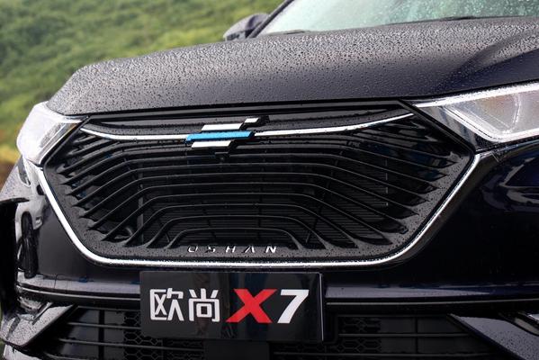 长安欧尚X7场地体验：合法飙车至200km/h是什么感觉？