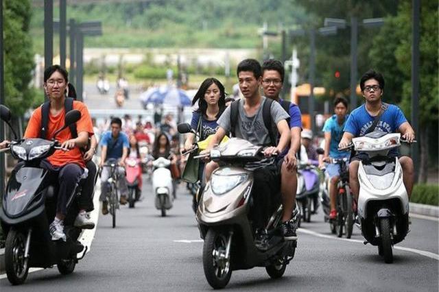 电动车和摩托车哪种更合算？一番比较后，车主：这差距也太大了