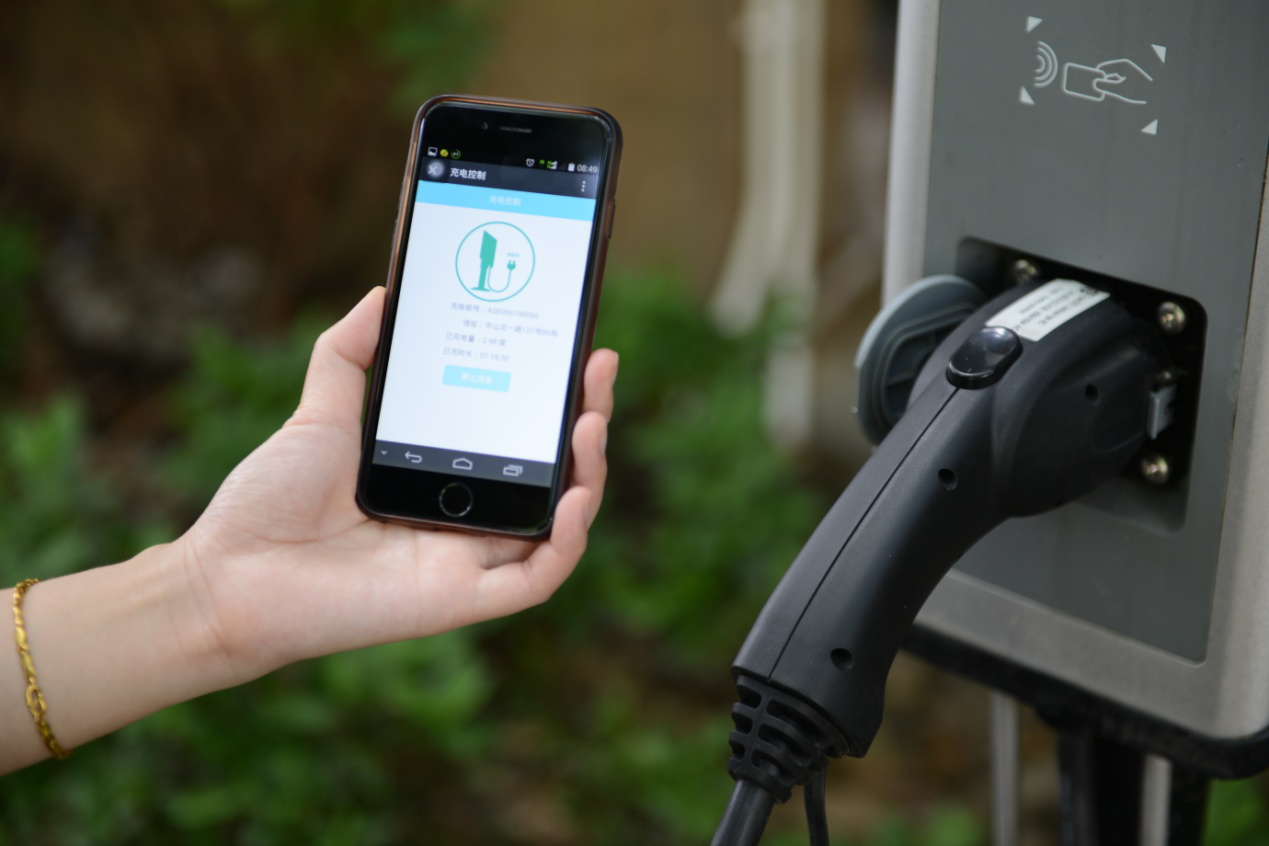 新能源车换电好还是充电好？专家：蔚来做的最聪明！