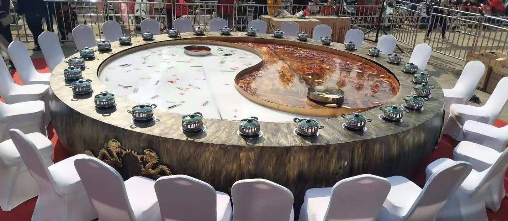 囧哥:街头惊现煮火锅的引擎盖