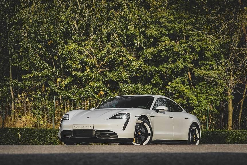 实拍！保时捷Taycan Turbo S，将科技武装到牙齿！