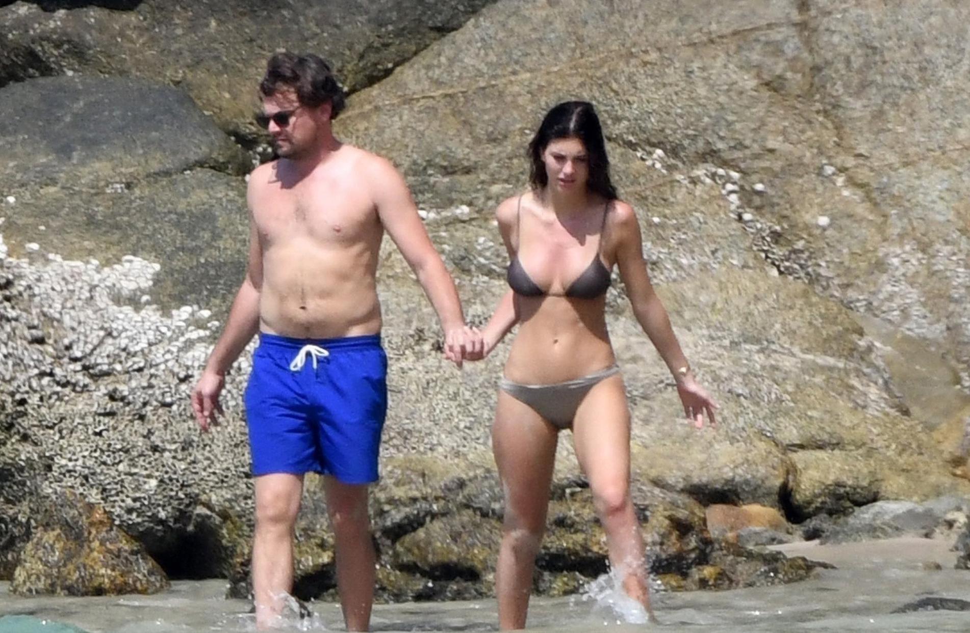 小李子又胖了,与超模女友海边度假,肚子快顶人家2个了