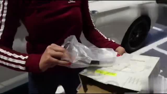 买三百万奔驰跑车送一件小礼物，打开之后霸气才刚刚开始！