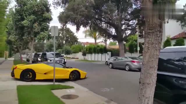 全球限量版法拉利经过，旁边的跑车立马让路，这才叫真正的豪车！