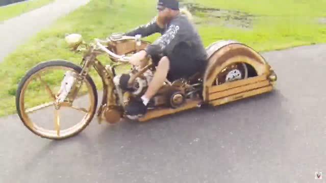 比奔驰级还贵的摩托车，底盘比跑车还低，太拉风了！