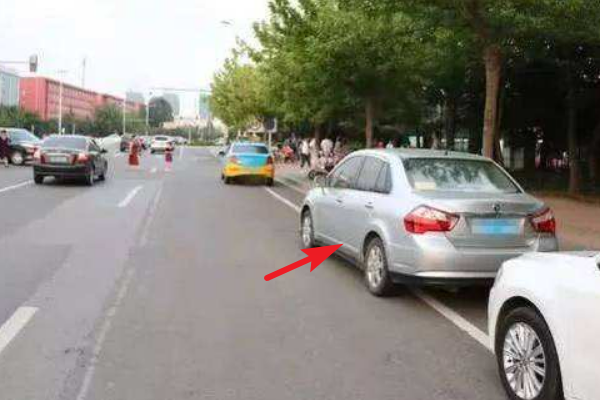 男子图省事将车随意停路边，回来看见俩后车镜不翼而飞？