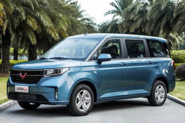 五菱全新宏光PLUS将于10月内上市，内饰精致，提供7座、8座！