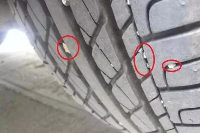 卡在轮胎缝里面的小石子，到底要不要弄掉？