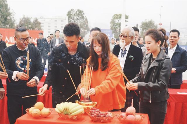 《暖春》小花重回荧幕，再拍电影认不出，晒自拍与当年判若两人