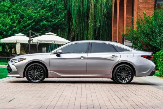 起售价将低于20万，亚洲龙推出2.0L车型，丰田这次真的玩嗨了？