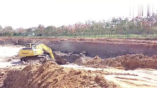 小松挖掘机土工作业，装载轮自卸卡车