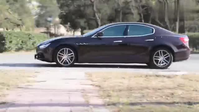 跑车有多费油这么小的体型，“饭量”和陆巡差不多